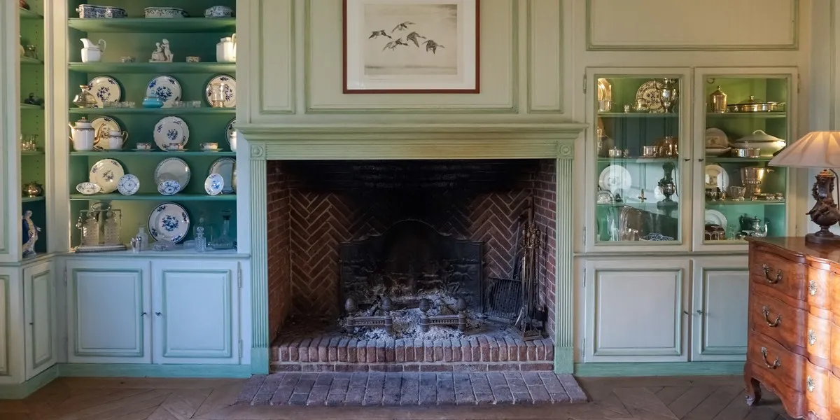 Représentation de l'univers Manoir avec des beaux meubles chaleureux et une ambiance cosy.