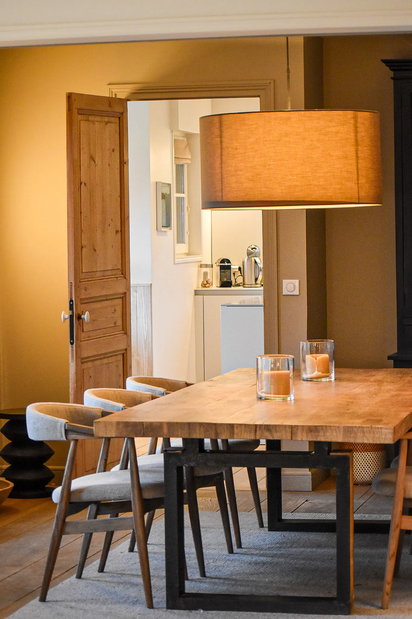 Table en bois de campagne dans un salon style campagne. Maison Charlet, réalisations sur-mesure.