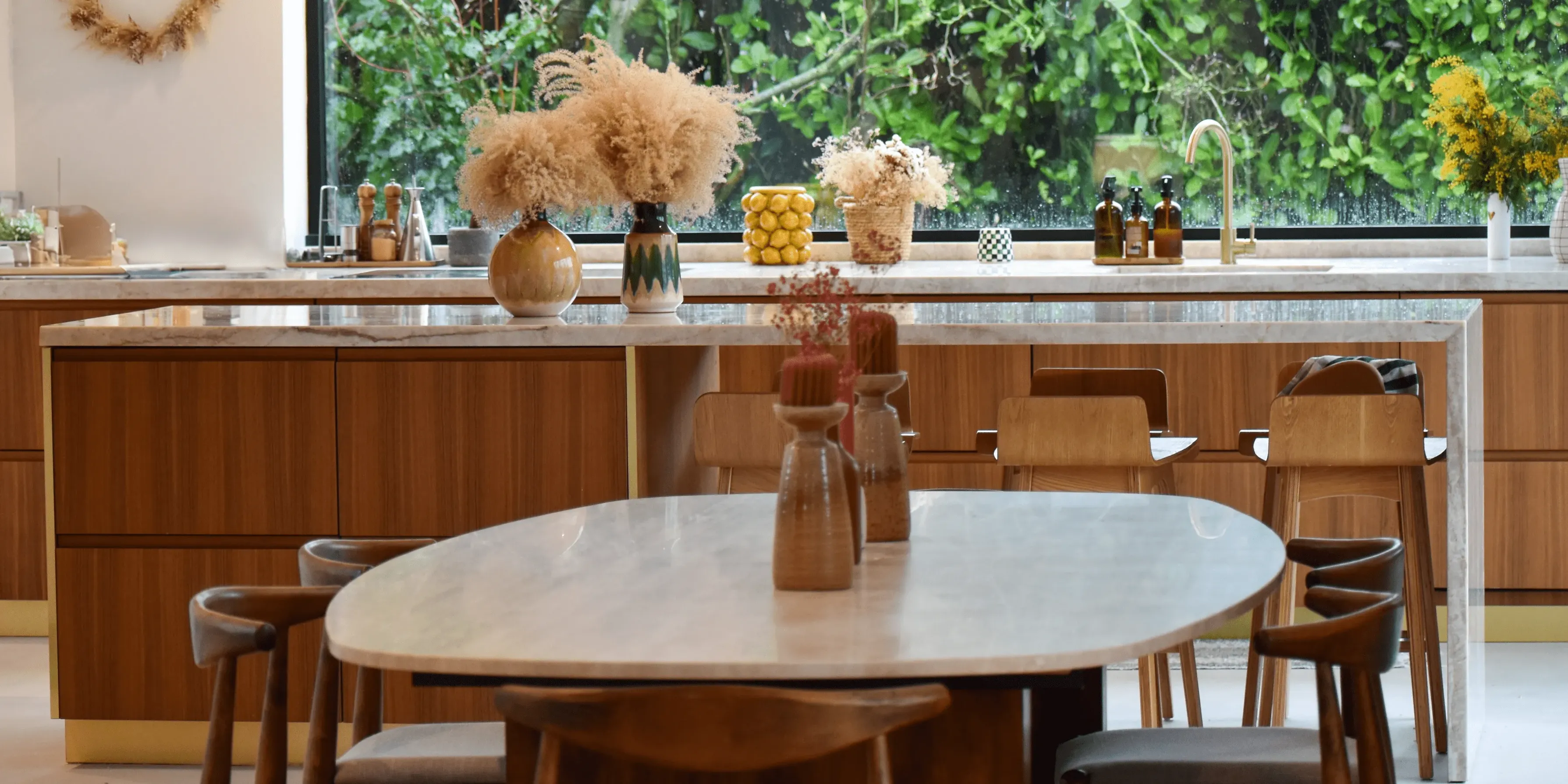 Représentation de l'univers contemporain avec des beaux meubles chaleureux et une ambiance cosy.