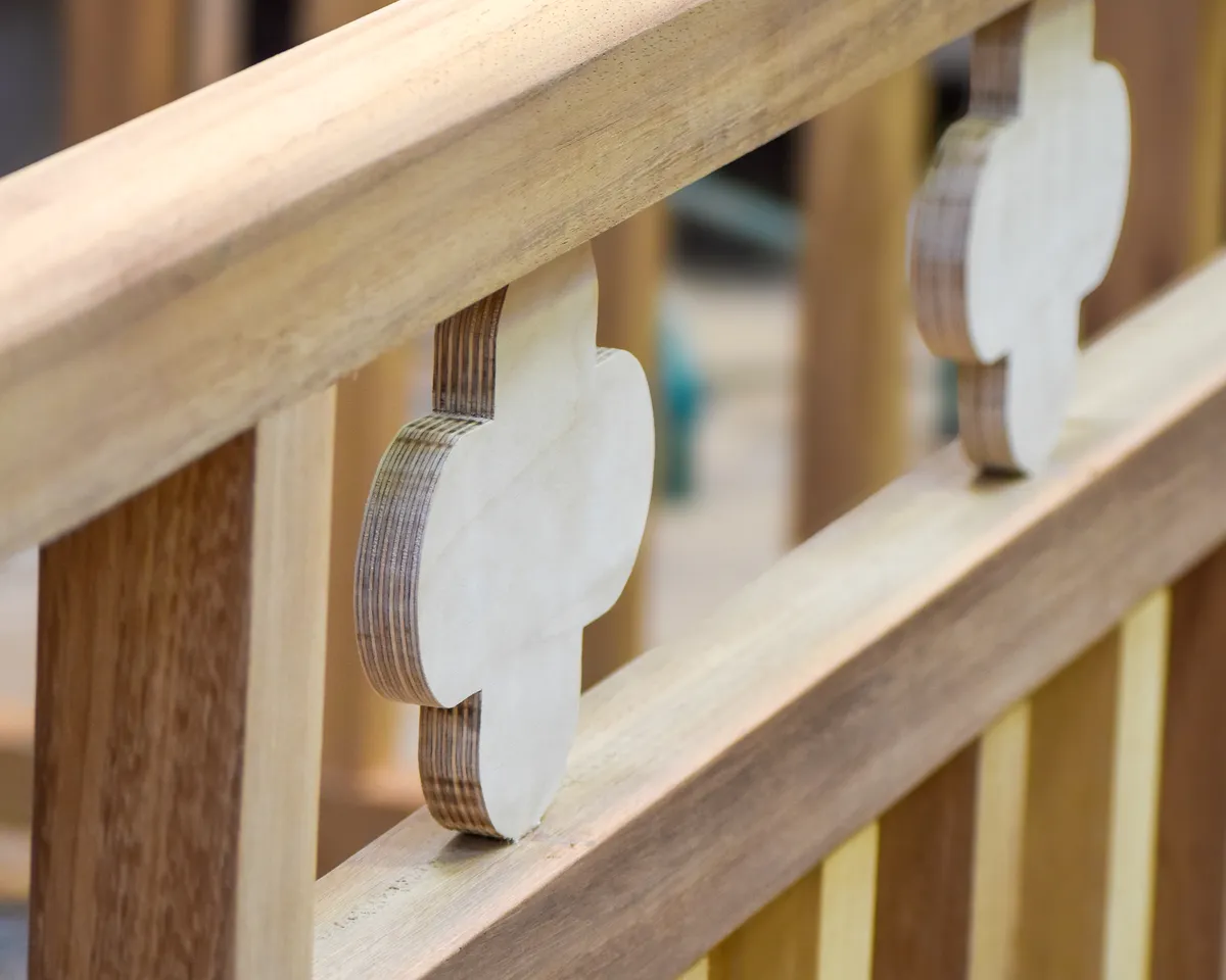 Gros plan sur les détails de balcons en bois d'un hôtel au Touquet. Fabrication sur-mesure par Maison Charlet.
